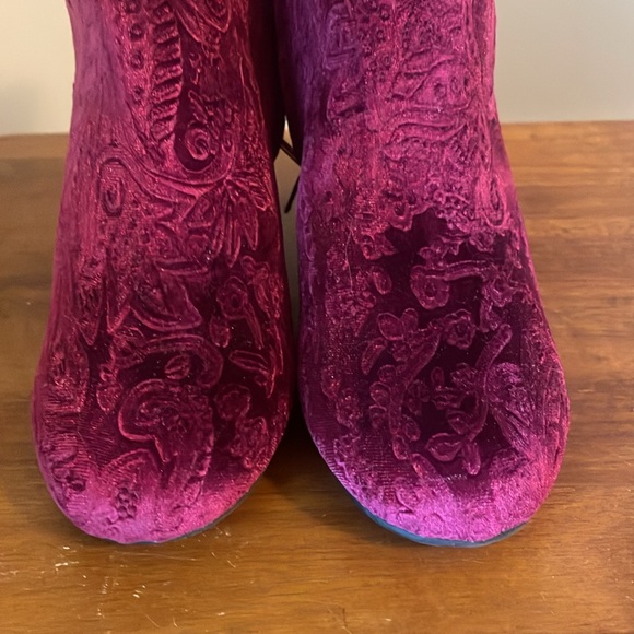 Zigs soho (7.5) Beautiful fabric color wraps around the heel. Zip entry 2” heel. - Picture 2 of 9